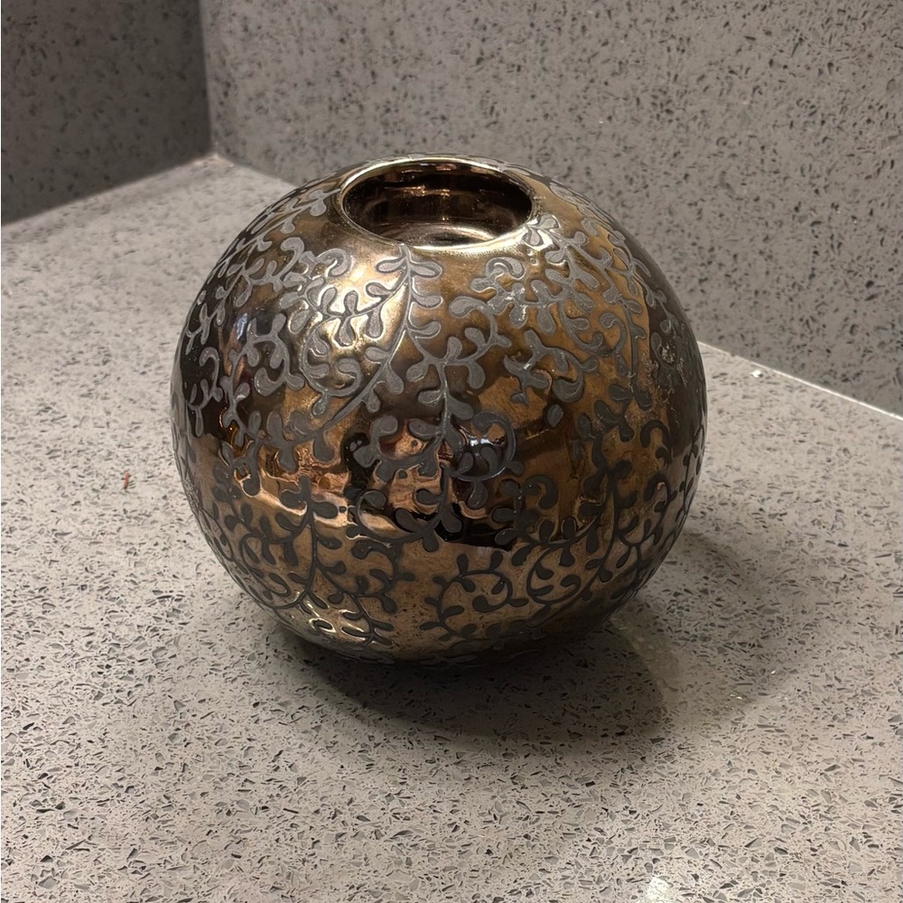 Vintage Bronze Ceramic Decorative
Tea Light Candle Holder V-107